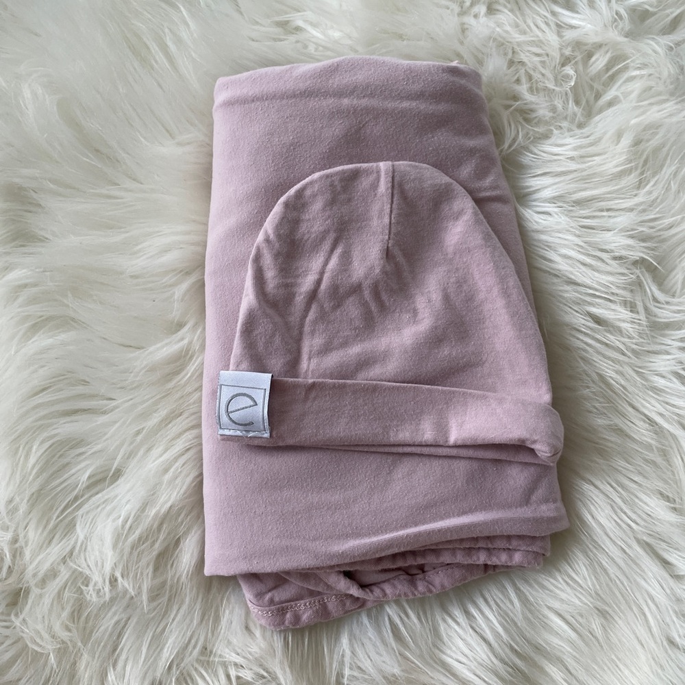 Elys & co. Swaddle and hat